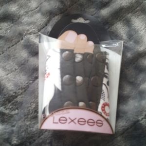 Flexes levees. Snap covers. NWT
